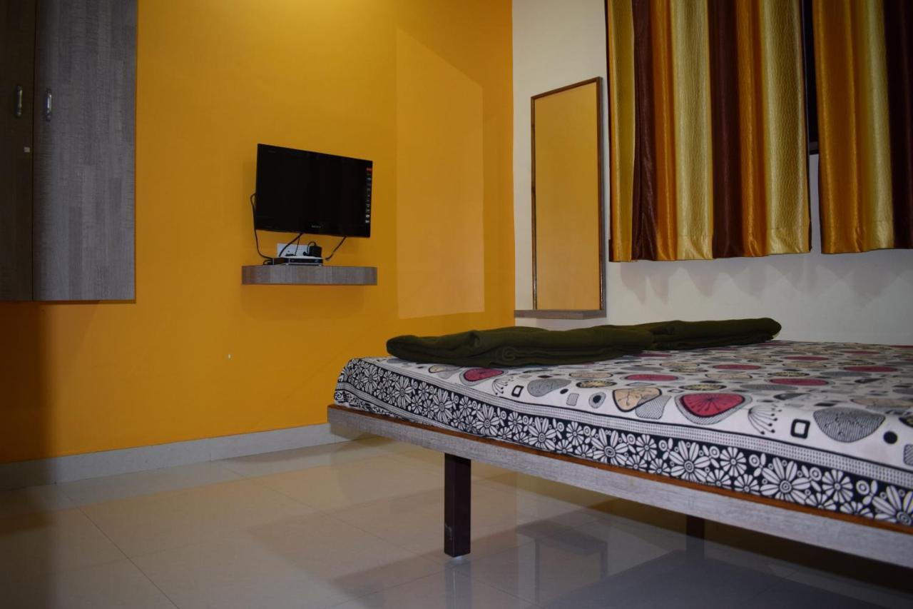 Vrundavan Hotel And Lodging Akalkot Exterior photo
